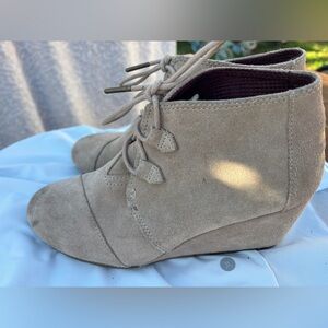 Toms  Women’s Tan Lace Up Boots